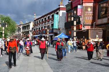 Tibet, Lhasa, Çin, 02 Haziran 2018. İnsanlar bulutlu havalarda bir yaz gününde antik Barkhor sokak boyunca yürümek