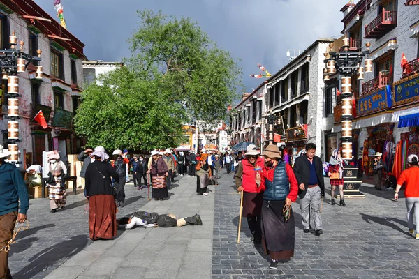 Tibet Lhasa Cina Giugno 2018 Gente Cammina Lungo Antica Strada — Foto Stock