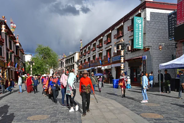 Tibet Lhasa China June 2018 People Walk Ancient Barkhor Street — Stock Photo, Image
