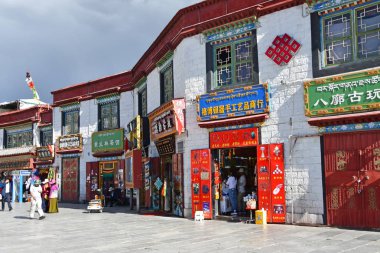  Tibet, Lhasa, Çin, Haziran, 02, 2018. Satılık Hatıra antik Barkhor'da sokakta. Tibet, Lhasa