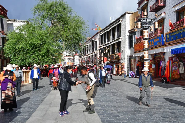 Tibete Lhasa China Junho 2018 Pessoas Caminham Longo Antiga Rua — Fotografia de Stock