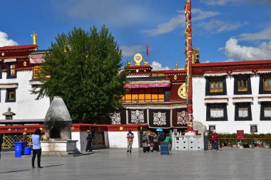 Tibet, Lhasa, Çin, 02 Haziran 2018. Tibet, Lhasa. Haziran ayında Jokhang tapınağının yanındaki meydanda yürüyen insanlar
