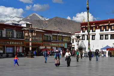 Tibet, Lhasa, Çin, 02 Haziran 2018. Tibet, Lhasa. Haziran ayında Jokhang tapınağının yanındaki meydanda yürüyen insanlar