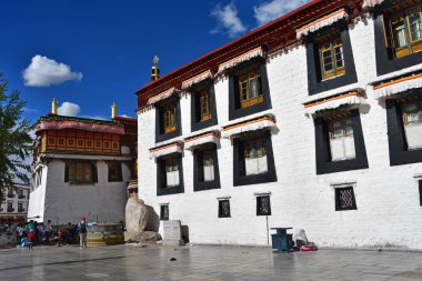Tibet, Lhasa, Çin, 02 Haziran 2018. Tibet, Lhasa. Haziran ayında Jokhang tapınağının yanındaki meydanda yürüyen insanlar