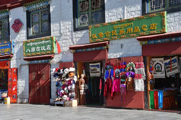 Tibet Lhasa Cina Giugno 2018 Vendita Souvenir Sull Antica Barkhor — Foto Stock