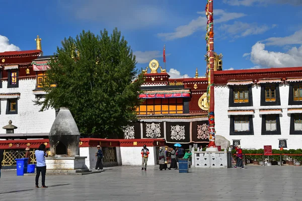 Tibet Lhasy Čína Červen 2018 Tibet Lhasy Lidé Chodící Náměstí — Stock fotografie