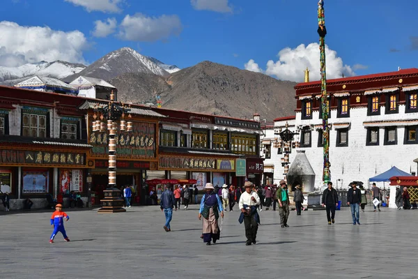 チベット 2018 チベット ラサ6月にジョカンの寺院の隣の広場を歩く人々 — ストック写真