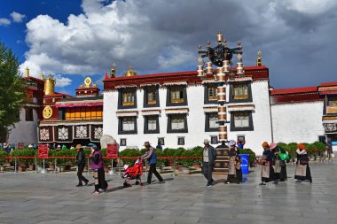 Tibet, Lhasa, Çin, 02 Haziran 2018. Tibet, Lhasa. Haziran ayında Jokhang tapınağının yanındaki meydanda yürüyen insanlar