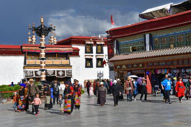 Tibet, Lhasa, Çin, 02 Haziran 2018. Tibet, Lhasa. Haziran ayında Jokhang tapınağının yanındaki meydanda yürüyen insanlar
