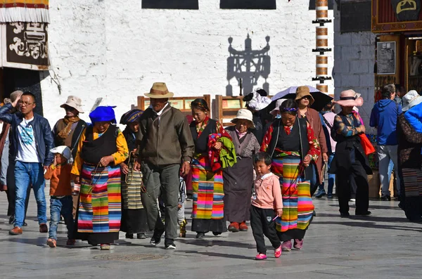 Tibet Lhasy Čína Červen 2018 Tibet Lhasy Lidé Chodící Náměstí — Stock fotografie
