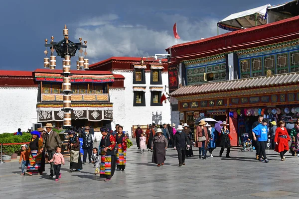 Tybet Lhasa Chiny Czerwiec 2018 Tybetu Lhasa Ludzie Chodzą Placu — Zdjęcie stockowe