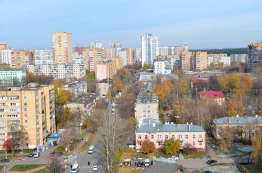 Balashikha, Rusya, 19 Ekim 2014. Sonbaharda Moskova bölgesinde Balashikha şehir görünümü