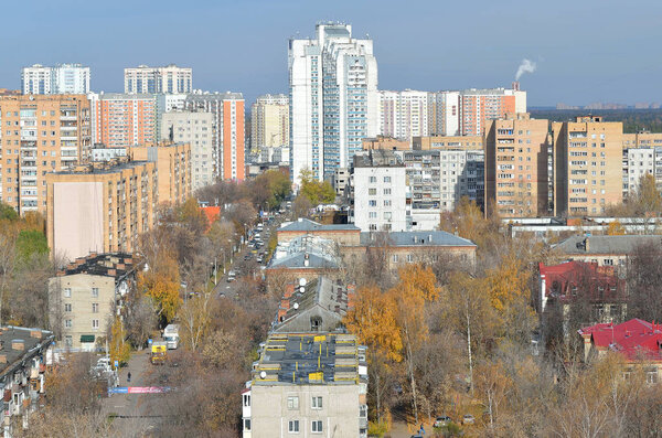Балашиха, Россия, 19 октября 2014 г. Вид на город Балашиха Московской области осенью
