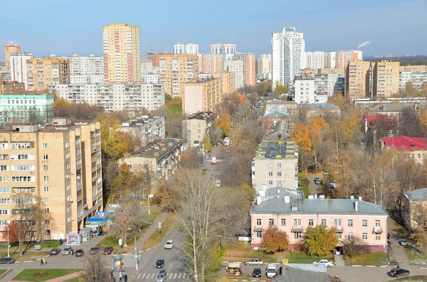 Balashikha, Rusya, 19 Ekim 2014. Sonbaharda Moskova bölgesinde Balashikha şehir görünümü
