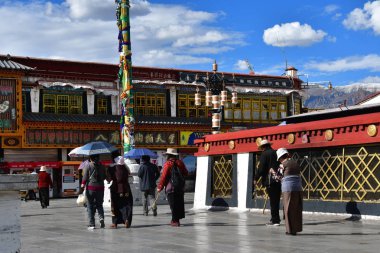 Tibet, Lhasa, Çin, 02 Haziran 2018. Tibet, Lhasa. Haziran ayında Jokhang tapınağının yanındaki meydanda yürüyen insanlar