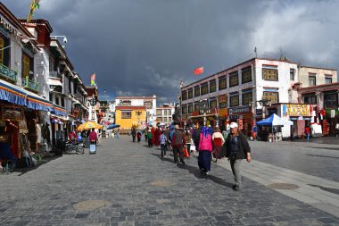 Tibet, Lhasa, Çin, 02 Haziran 2018. İnsanlar bulutlu havalarda bir yaz gününde antik Barkhor sokak boyunca yürümek