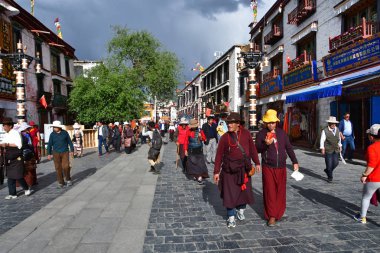 Tibet, Lhasa, Çin, 02 Haziran 2018. İnsanlar bulutlu havalarda bir yaz gününde antik Barkhor sokak boyunca yürümek