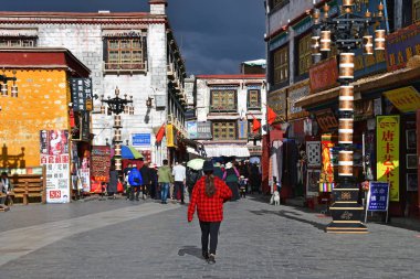 Tibet, Lhasa, Çin, 02 Haziran 2018. İnsanlar bulutlu havalarda bir yaz gününde antik Barkhor sokak boyunca yürümek