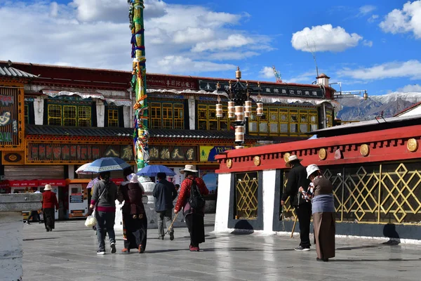 Tibet Lhasa China Juni 2018 Tibet Lhasa Mensen Lopen Het — Stockfoto