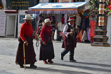 Tibet, Lhasa, Çin, 02 Haziran 2018. Bulutlu havalarda bir yaz gününde antik Barkhor sokak boyunca yürüyen insanlar