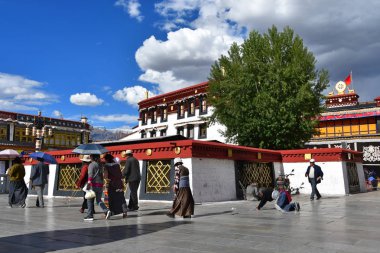 Tibet, Lhasa, Çin, 02 Haziran 2018. Tibet, Lhasa. Haziran ayında Jokhang tapınağının yanındaki meydanda yürüyen insanlar