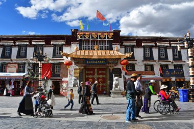 Tibet, Lhasa, Çin, 02 Haziran 2018. Lhasa, Tibet antik Barkhor sokakta Müze girişinde yürüyen insanlar