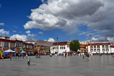 Tibet, Lhasa, Çin, 02 Haziran 2018. Tibet, Lhasa. Haziran ayında Jokhang tapınağının yanındaki meydanda yürüyen insanlar