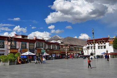 Tibet, Lhasa, Çin, 02 Haziran 2018. Tibet, Lhasa. Haziran ayında Jokhang tapınağının yanındaki meydanda yürüyen insanlar