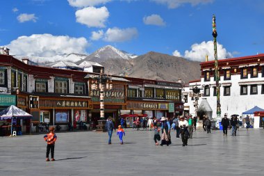 Tibet, Lhasa, Çin, 02 Haziran 2018. Tibet, Lhasa. Haziran ayında Jokhang tapınağının yanındaki meydanda yürüyen insanlar