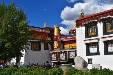 Tibet, Lhasa, Çin, 02 Haziran 2018. Tibet, Lhasa. Haziran ayında Jokhang tapınağının yanındaki meydanda yürüyen insanlar