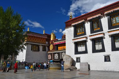 Tibet, Lhasa, Çin, 02 Haziran 2018. Tibet, Lhasa. Haziran ayında Jokhang tapınağının yanındaki meydanda yürüyen insanlar