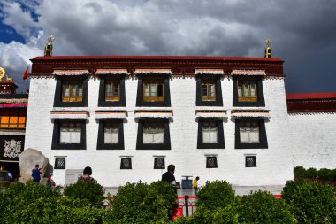 Tibet, Lhasa, Çin, 02 Haziran 2018. Tibet, Lhasa. Haziran ayında Jokhang tapınağının yanındaki meydanda yürüyen insanlar