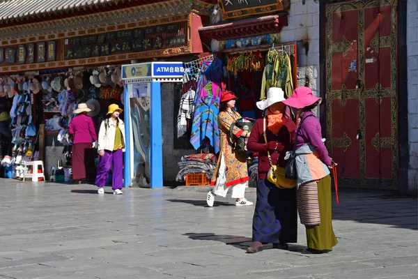 티베트 2018 날씨에 여름날 바코르 거리를 사람들 — 스톡 사진