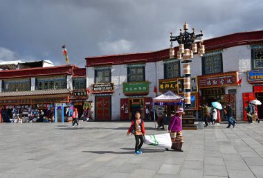 Tibet, Lhasa, Çin, 02 Haziran 2018. Lhasa'nın tarihi merkezinde yürüyen insanlar