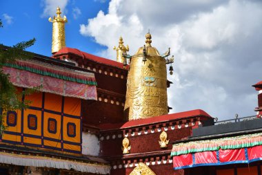 Tibet, Lhasa, Jokhang'ın ilk Budist tapınağı. Budizm'in altın özellikleri