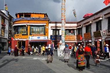 Tibet, Lhasa, Çin, 02 Haziran 2018. Bulutlu havalarda bir yaz gününde antik Barkhor sokak boyunca yürüyen insanlar