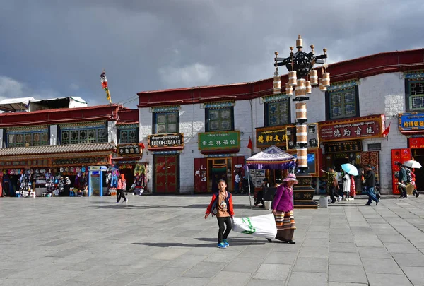 Tibet Lhasa Cina Giugno 2018 Persone Piedi Nel Centro Storico — Foto Stock