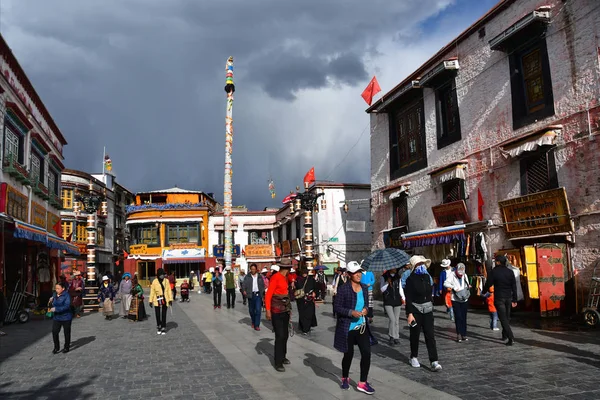 Tibete Lhasa China Junho 2018 Pessoas Andando Longo Antiga Rua — Fotografia de Stock