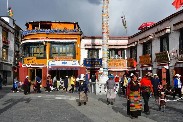 Tibet Lhasa China June 2018 People Walking Ancient Barkhor Street — Stock Photo, Image