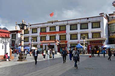 Tibet, Lhasa, Çin, 02 Haziran 2018. İnsanlar bulutlu havalarda yaz günü antik Barkhor meydanı boyunca yürüyüş