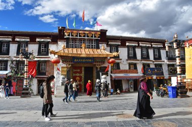Tibet, Lhasa, Çin, 02 Haziran 2018. Lhasa, Tibet antik Barkhor sokakta Müze girişine yakın yürüyüş İnsanlar