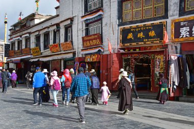 Tibet, Lhasa, Çin, 02 Haziran 2018. Bulutlu havalarda bir yaz gününde antik Barkhor sokak boyunca yürüyen insanlar