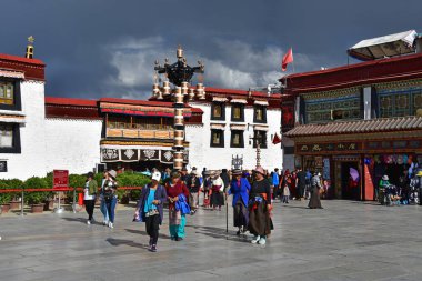 Tibet, Lhasa, Çin, 02 Haziran 2018. Tibet, Lhasa. Haziran ayında Jokhang tapınağının yanındaki meydanda yürüyen insanlar