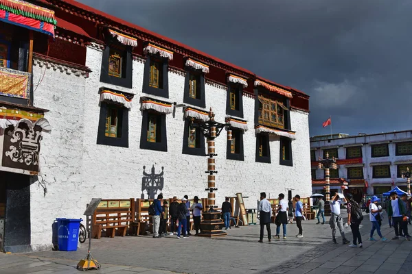 Tibet Lhasa China Junio 2018 Tíbet Lhasa Gente Caminando Plaza — Foto de Stock