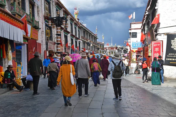 Tybet Lhasa Chiny Czerwiec 2018 Ludzie Spacerują Starożytnej Ulicy Barkhor — Zdjęcie stockowe