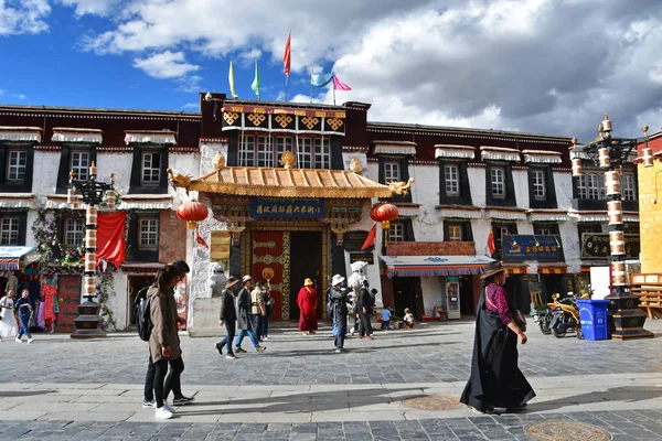 Tibet Lhasa Cina Giugno 2018 Persone Piedi Vicino All Ingresso — Foto Stock