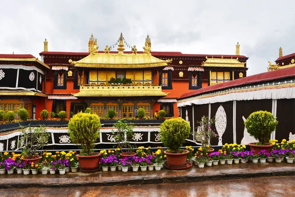 Tibet Lhasa Primo Tempio Buddista Jokang Con Tempo Piovoso — Foto Stock