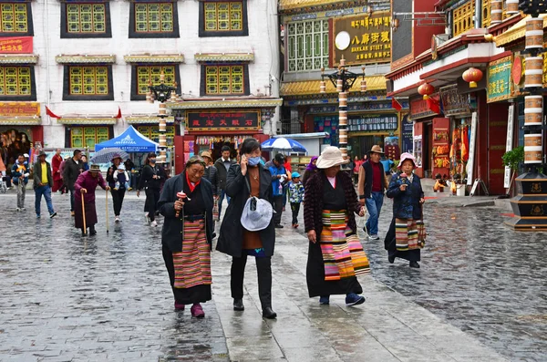 Tibet Lhasa Cina Giugno 2018 Gente Cammina Lungo Antica Strada — Foto Stock