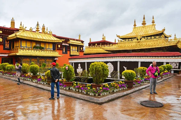 Tibete Lhasa China Junho 2018 Pessoas Estão Primeiro Templo Budista — Fotografia de Stock