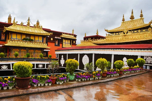 Tibet Lhasa Primo Tempio Buddista Jokang Con Tempo Piovoso — Foto Stock